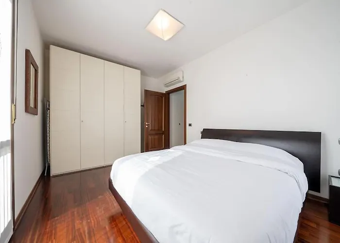 10min Dalla Ghirlandina And Relax In